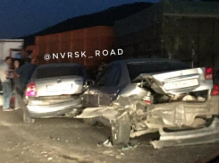 Массовая авария с участием КамАЗа и легковушек произошла на въезде в Новороссийск