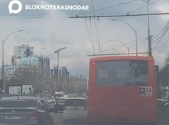 Едкий черный дым источает автобус в Краснодаре