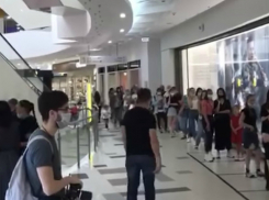 В торговых центрах Краснодара с самого утра выстраиваются огромные очереди