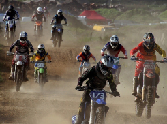 На Кубани во время соревнований мотоциклист насмерть сбил мужчину