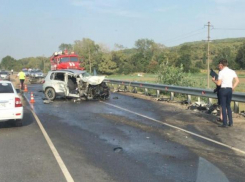При столкновении иномарки и грузовика в Краснодарском крае пострадали два человека