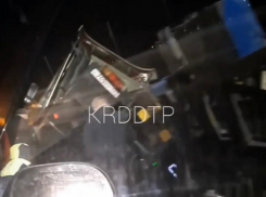 Под Краснодаром фура снесла стоявшую на обочине легковушку 