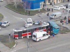  Трамвай с людьми протаранил маршрутку в Краснодаре 