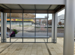 Продуваемые ветрами остановки в Краснодаре оказались временными конструкциями