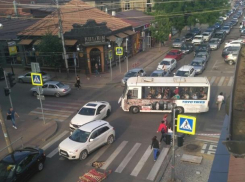 «Не дождь, так ветер»: Карасунская превратилась в сплошную пробку из-за отключения света