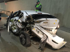 Элитный Porsche и такси устроили ДТП в сочинском тоннеле