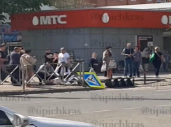 В Краснодаре светофор упал на пешехода