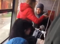 Ударами и оскорблениями пенсионерка добилась внимания и места в трамвае Краснодара