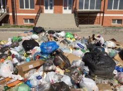  Жители многоэтажек в Краснодаре мусор выкидывают прямо на дорогу 