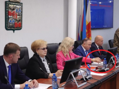 Зампредседателя гордумы Краснодара залипал в телефоне рядом с блондинкой в розовом во время выступления участника СВО