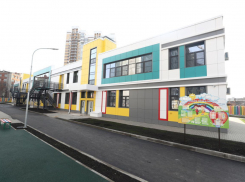 Без деревьев на жаре и ходить по грязи: мэр Краснодара открыл новый детский сад