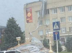 В станице Полтавской ураганный ветер сорвал крышу администрации
