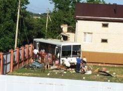 Подрезанный легковушкой автобус кубанского завода протаранил забор 