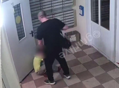 Агрессивное «воспитание» ребенка устроил мужчина под камерами в Краснодаре