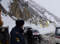 В горах Краснодарского края спасатели борются с лавинами