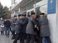 Полиция начала проверку после избиения казаками общественников у администрации Анапы 