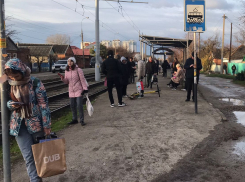 Из-за сбоя работы трамваев толпы краснодарцев собрались на остановках 