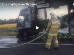 Фура с арбузами загорелась после ДТП на Кубани