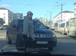 Жителей Новороссийска возмутил факт высадки пенсионерки на встречке 
