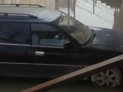 «Никому до нас дела нет, с колясками не пройти»: в Музыкальном не могут устранить потоп