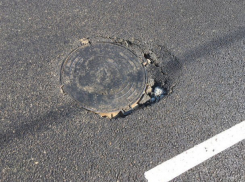  Люк на только что отремонтированной дороге в Краснодаре провалился 