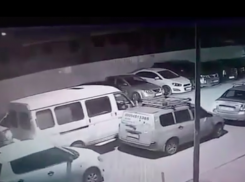 В Краснодаре «Газель» помяла припаркованное авто и скрылась