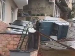 В Сочи «летчик» на легковушке залетел на балкон местному жителю и удрал