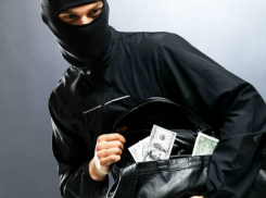 Кубанский грабитель в маске украл из магазина ящик с пожертвованиями