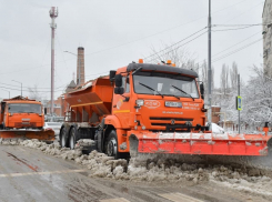 На улицы Краснодара вышла снегоуборочная техника 