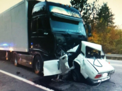 На Кубани бесправный водитель «семерки» погиб в лобовом ДТП с большегрузом