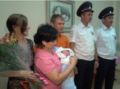Сотрудники ГИБДД стали крестными для малыша появившегося на свет по дороге в роддом
