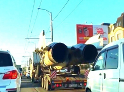 В краснодарской пробке стоял истребитель 