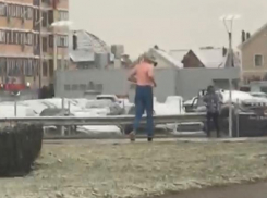 Полураздетый «спортсмен» в противогазе напугал жителей Краснодара 
