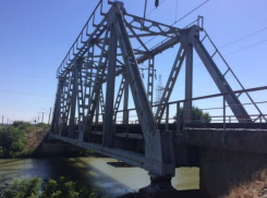  Школьника ударило током мощностью 27 тысяч Вт на железнодорожном мосту в Славянском районе 