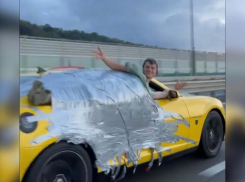 Водитель примотанного скотчем к авто блогера арестован на пять суток в Сочи