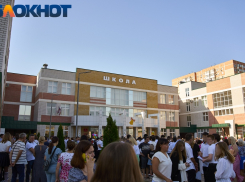 День учителя близко: сколько денег краснодарцы потратят на подарки для классных руководителей