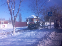 В Армавире легковушка протаранила дерево, пострадала целая семья