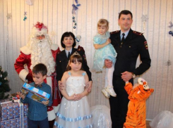 Полицейские ин Новороссийска устроили новогодний праздник для воспитанников детского дома