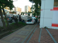  В Краснодаре машина вылетела с дороги на тротуар 