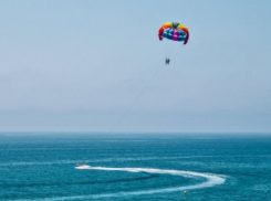 В Туапсинском районе отдыхающий упал с парашюта в море