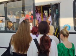 «Больше похоже на глумление»: краснодарский депутат о переполненных школьниками автобусах