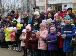 Новогодний праздник для детей из малообеспеченных и многодетных семей устроили в Краснодаре