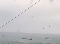  Смерчи в Туапсе прошли рядом со стоящими на рейде сухогрузами 