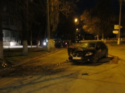 В Кропоткине пьяный водитель сбил человека и врезался в дерево
