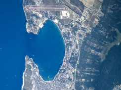 На пляже в Геленджике канализация стекает прямо в море
