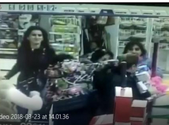 Интернет Кубани взорвало видео, где люди готовы убить друг друга за кружку