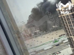 Мощный пожар с огромными клубами чёрного дыма полыхает на Ближнем Западном обходе