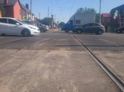 После вмешательства мэра дорожники быстро залатали переезд на Красных Партизан в Краснодаре