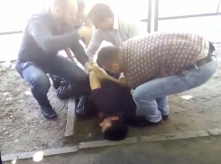 Пьяный приезжий скакал на машинах и ударил прохожего в центре Краснодара