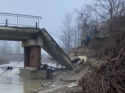 В Краснодарском крае рухнул пролет моста через реку Чепси: видео